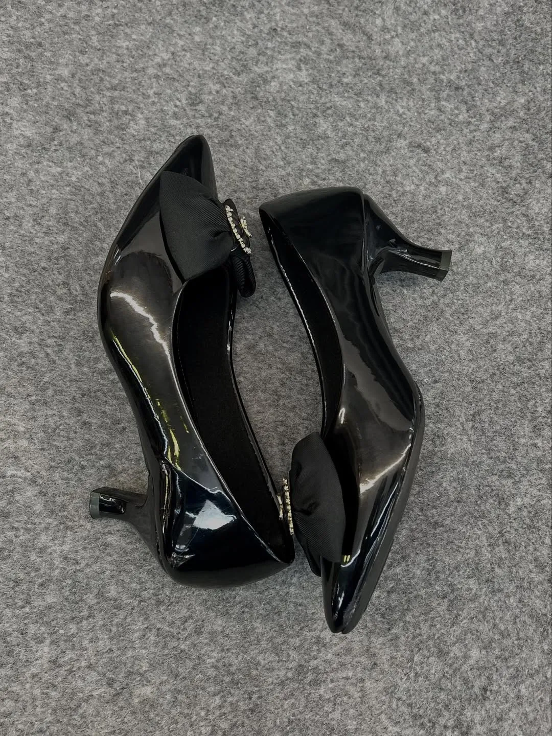 Urbantoes Midnight Gloss Pointed-Toe Kitten Heels – Bow Detail & Rhinestone Brooch