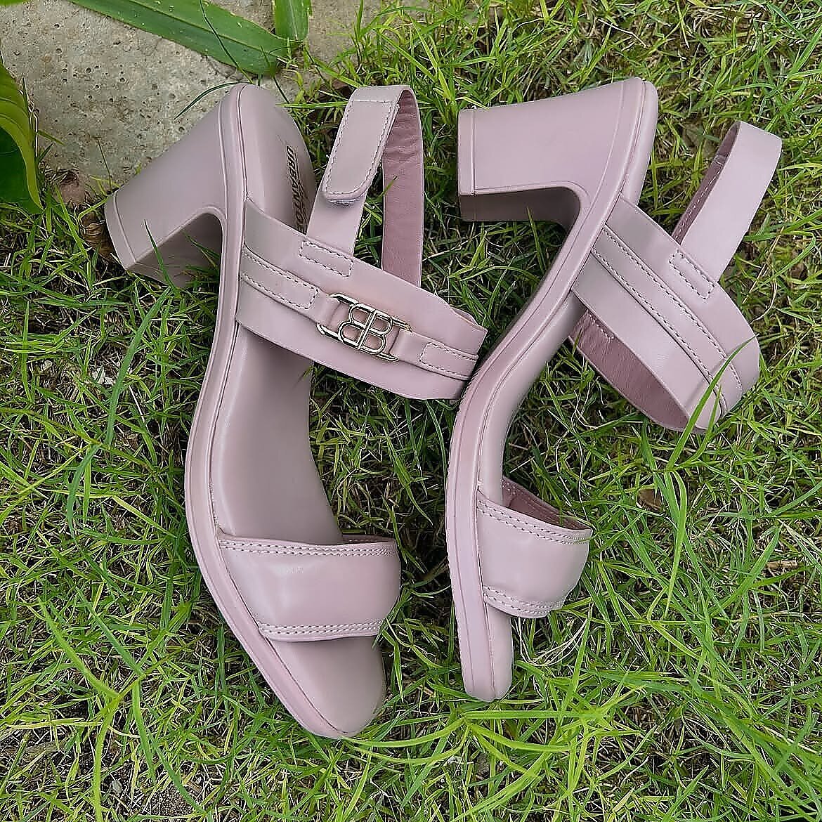 Mauve Block Heel Sandals with Buckle Detail for Women - Image 2